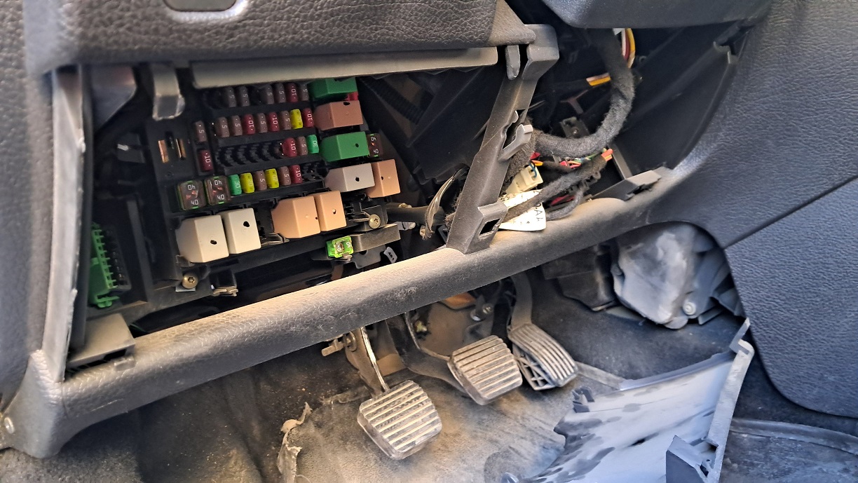 روش نصب دزدگیر و پاور ویندوز خودرو پژو 206 مالتی‌پلکس BCM